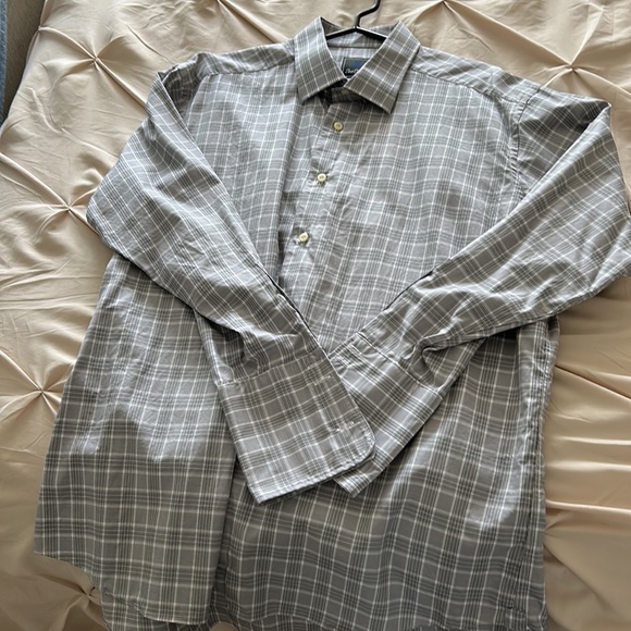 David Donahue Men’s dress shirt, Gray with white stripes an in mint condition - Picture 4 of 4